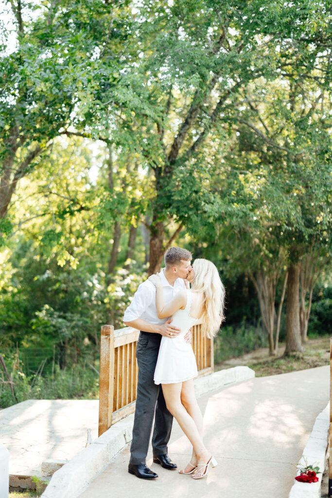 newly engaged coupe kissing